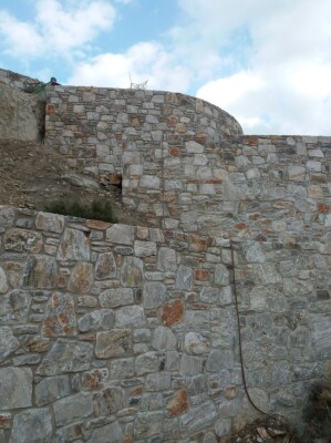 Επένδυση τοίχων με πέτρα  στον Κουβαρά