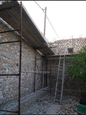 Επένδυση τοίχων με πέτρα στην Κερατέα